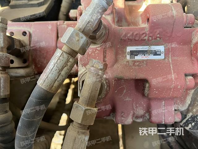 液壓泵艙室正面整體（整機外觀）