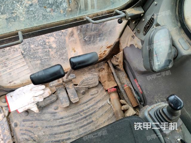 行走控制手柄和踏板?俯拍（駕駛室部分）