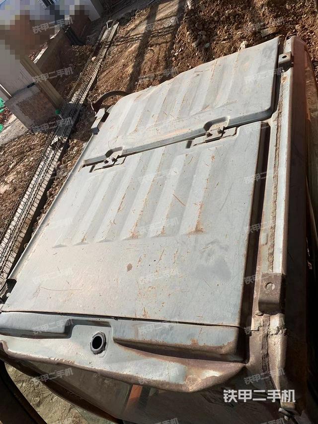 駕駛室頂部(整機(jī)外觀) 駕駛室頂部(整機(jī)外觀)