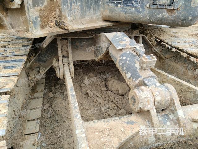 轉(zhuǎn)盤(pán)和下車(chē)架正前（工作和回轉(zhuǎn)裝置）