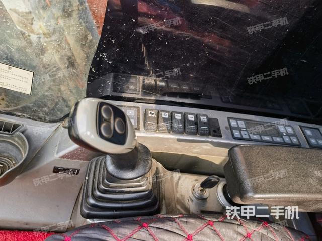 座椅右側(cè)控制臺(tái)/鑰匙門/油門/含右手柄（駕駛室部分）