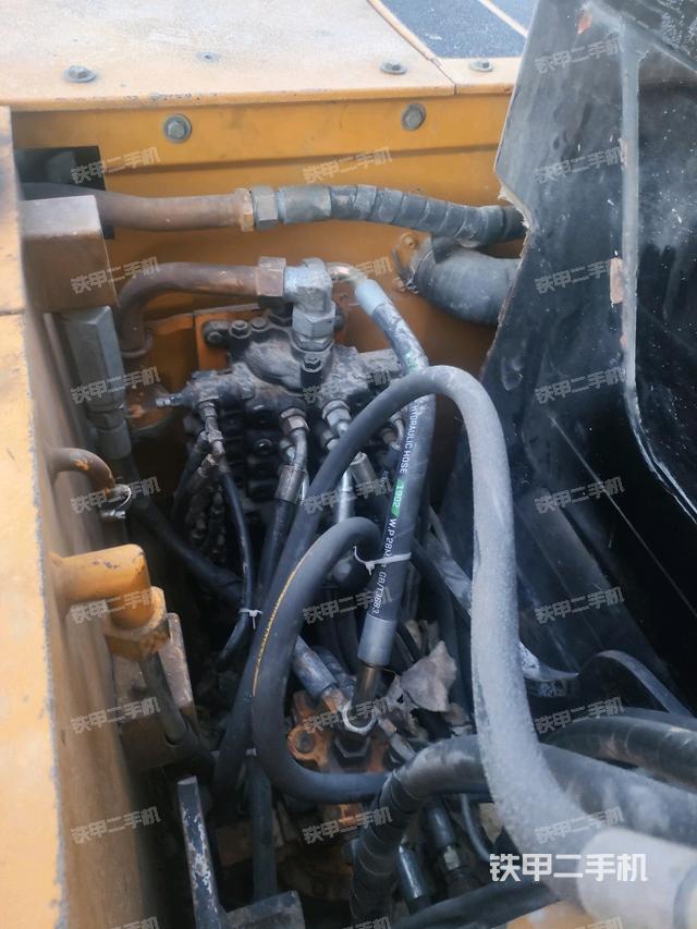 回轉(zhuǎn)馬達(dá)和主控閥（整機(jī)外觀）