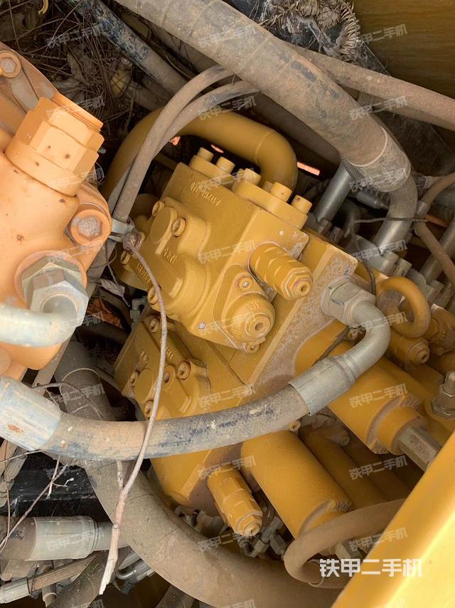 回轉(zhuǎn)馬達(dá)和主控閥（整機(jī)外觀）