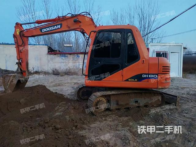 駕駛室整體(整機(jī)外觀) 駕駛室整體(整機(jī)外觀)