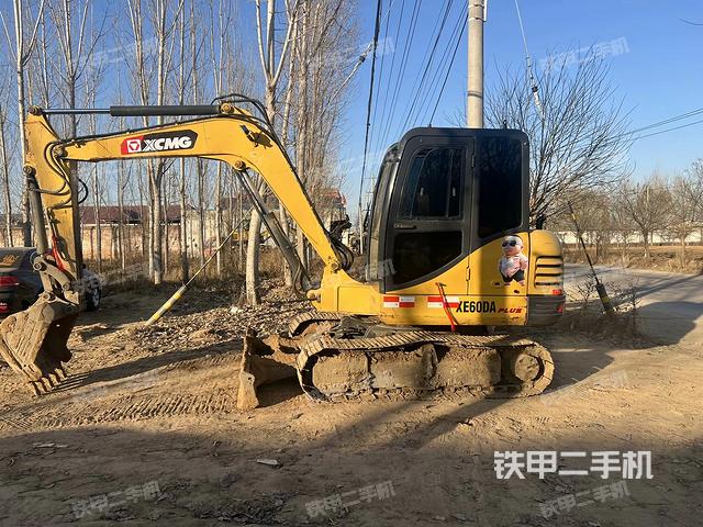 駕駛室整體(整機(jī)外觀) 駕駛室整體(整機(jī)外觀)