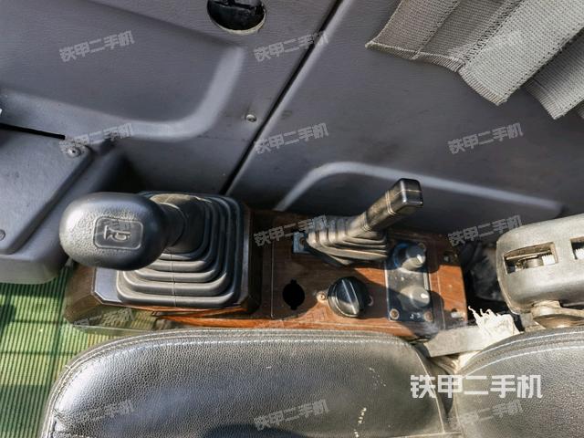 座椅右側(cè)控制臺/鑰匙門/油門/含右手柄(駕駛室部分) 座椅右側(cè)控制臺/鑰匙門/油門/含右手柄(駕駛室部分)