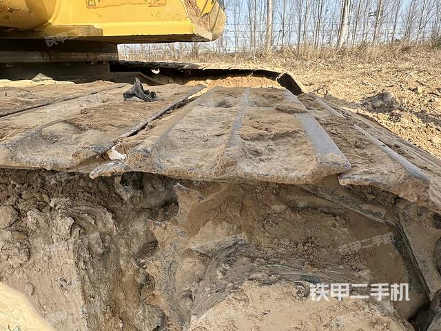 單側(cè)履帶整體(整機(jī)外觀) 單側(cè)履帶整體(整機(jī)外觀)