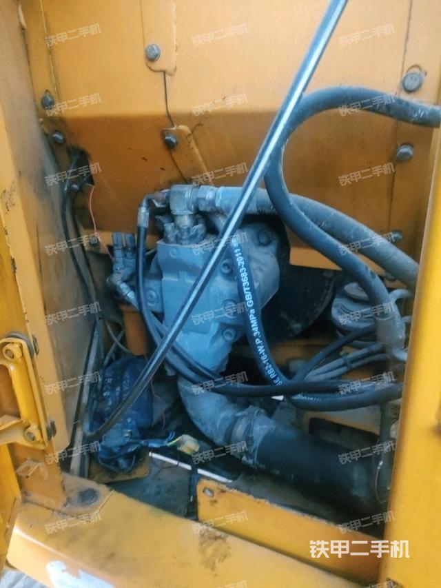 液壓泵艙室正面整體(整機外觀) 液壓泵艙室正面整體(整機外觀)