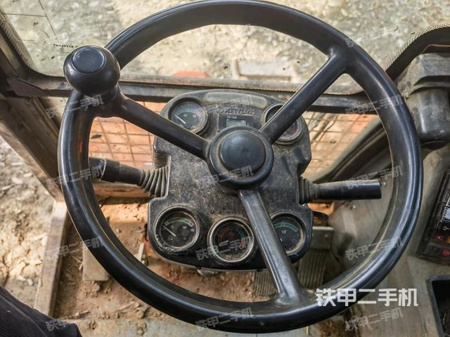 行走控制手柄和踏板?俯拍(駕駛室部分) 行走控制手柄和踏板?俯拍(駕駛室部分)