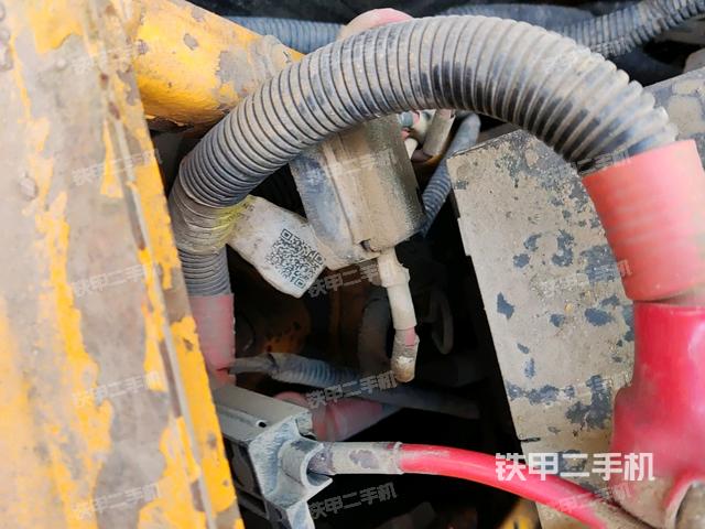 回轉(zhuǎn)馬達和主控閥(整機外觀) 回轉(zhuǎn)馬達和主控閥(整機外觀)
