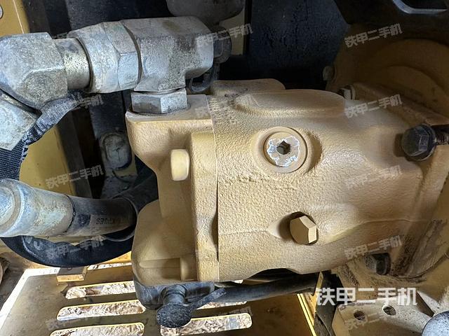 液壓泵艙室正面整體(整機(jī)外觀) 液壓泵艙室正面整體(整機(jī)外觀)
