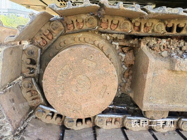 左驅(qū)動輪（行走機構(gòu)）