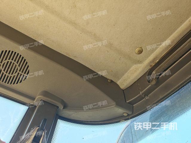 行走控制手柄和踏板?俯拍（駕駛室部分）