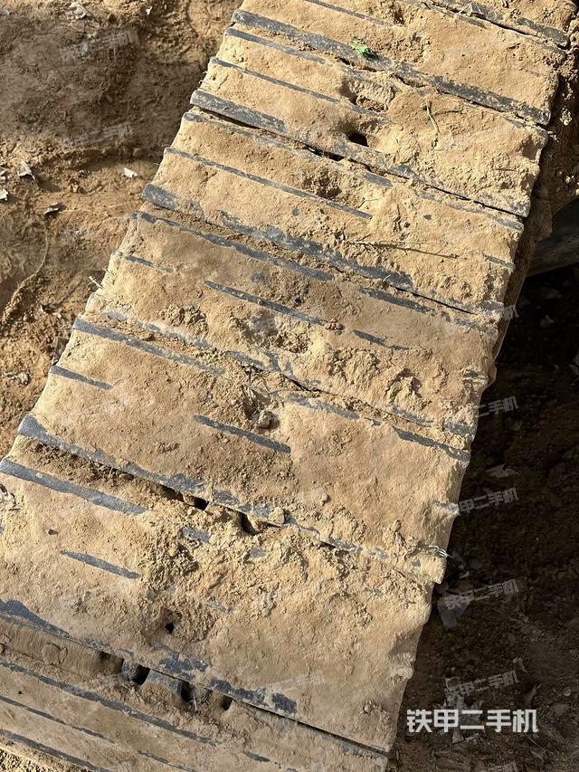 單側(cè)履帶整體(整機(jī)外觀) 單側(cè)履帶整體(整機(jī)外觀)