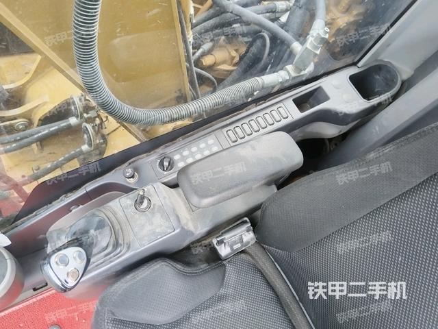 座椅右側控制臺/鑰匙門/油門/含右手柄(駕駛室部分) 座椅右側控制臺/鑰匙門/油門/含右手柄(駕駛室部分)