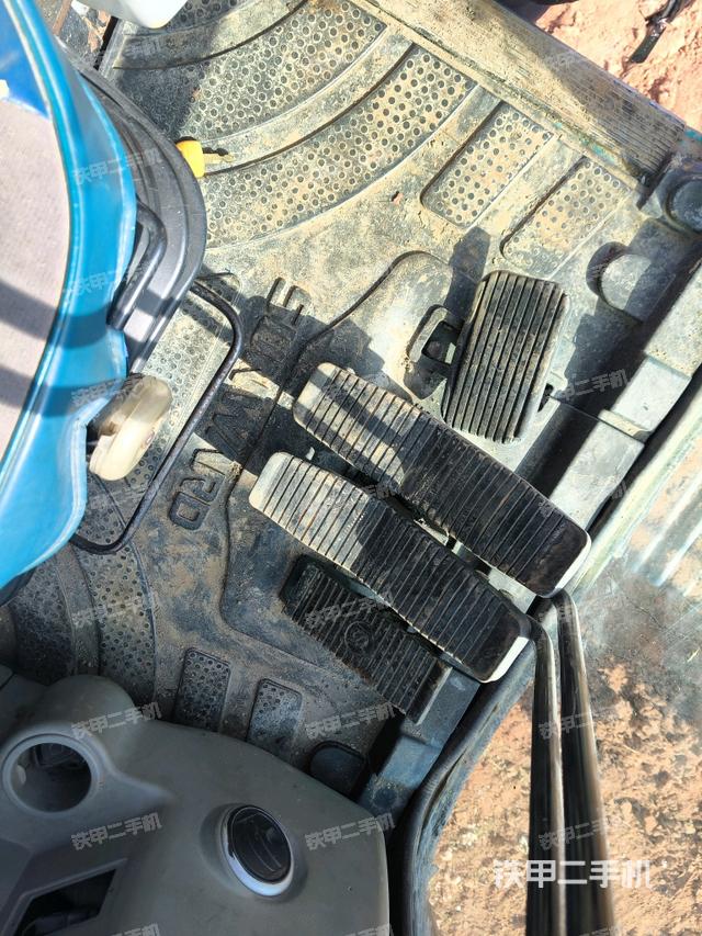 左后方玻璃角標(biāo)（駕駛室部分）