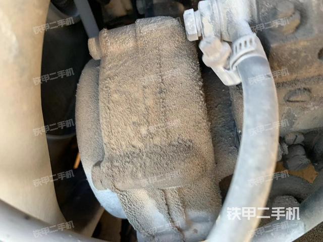 液壓泵艙室正面整體（整機外觀）