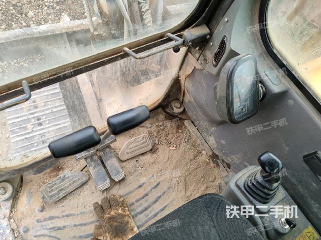 行走控制手柄和踏板?俯拍（駕駛室部分）