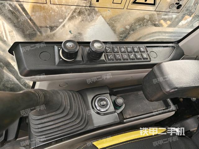 座椅右側(cè)控制臺(tái)/鑰匙門/油門/含右手柄（駕駛室部分）