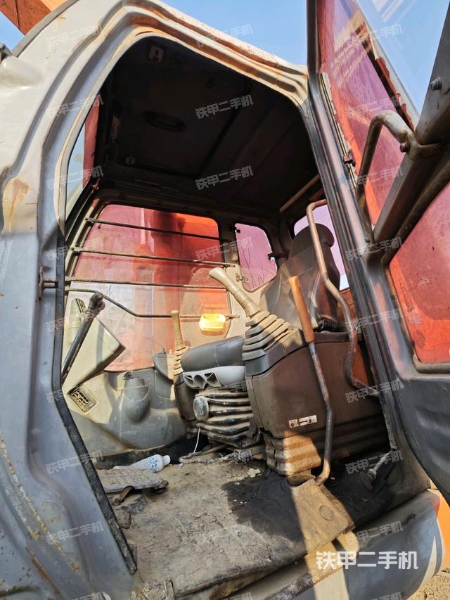 駕駛室整體(整機(jī)外觀) 駕駛室整體(整機(jī)外觀)