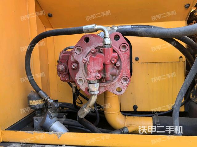 液壓泵艙室正面整體（整機外觀）