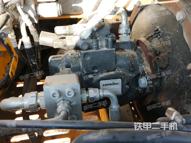 液壓泵艙室正面整體(整機外觀) 液壓泵艙室正面整體(整機外觀)
