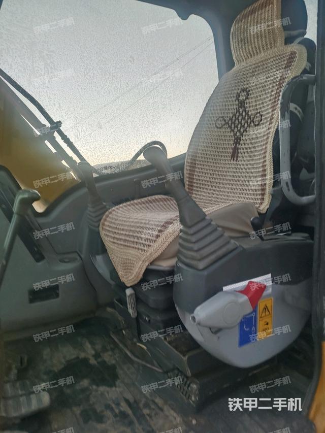 駕駛室頂部(整機外觀) 駕駛室頂部(整機外觀)