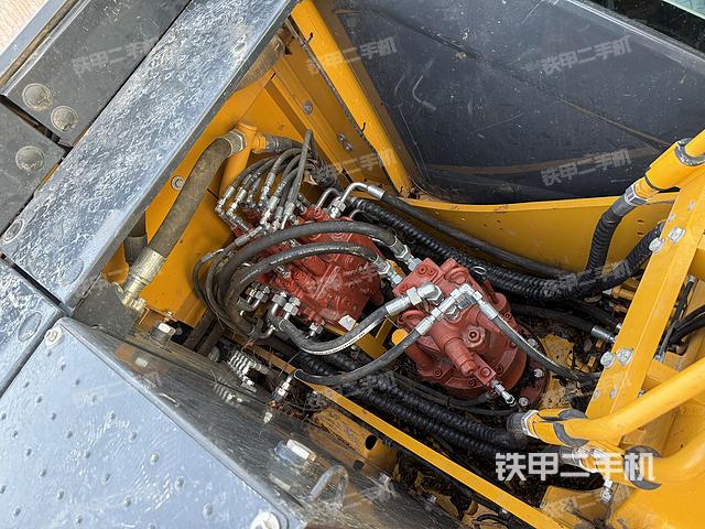 回轉(zhuǎn)馬達(dá)和主控閥（整機(jī)外觀）