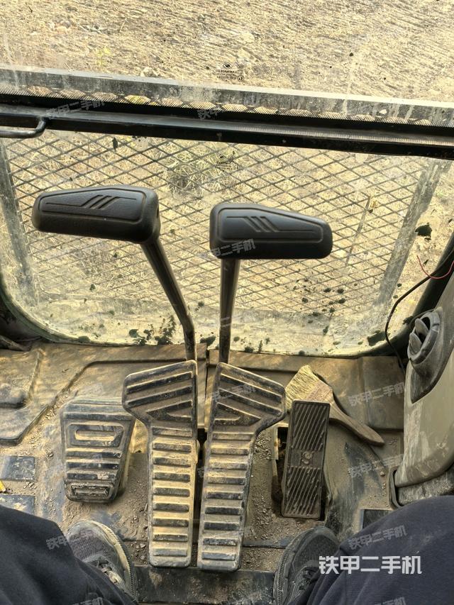 行走控制手柄和踏板?俯拍（駕駛室部分）