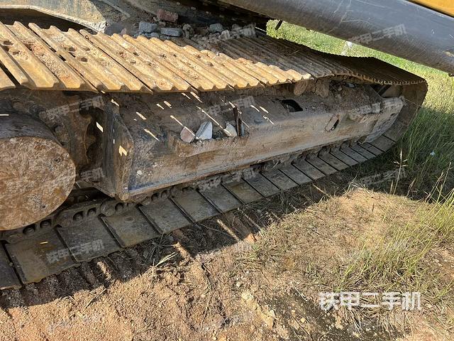 單側(cè)履帶整體(整機(jī)外觀) 單側(cè)履帶整體(整機(jī)外觀)