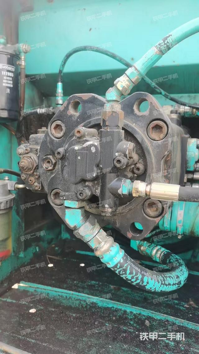 液壓泵艙室正面整體（整機外觀）