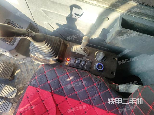 座椅右側(cè)控制臺/鑰匙門/油門/含右手柄(駕駛室部分) 座椅右側(cè)控制臺/鑰匙門/油門/含右手柄(駕駛室部分)