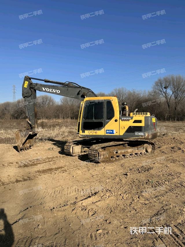 駕駛室頂部(整機(jī)外觀) 駕駛室頂部(整機(jī)外觀)