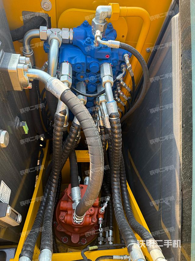 回轉(zhuǎn)馬達(dá)和主控閥（整機(jī)外觀）