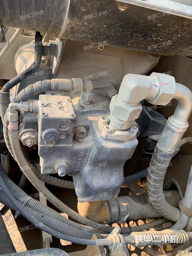 液壓泵艙室正面整體（整機外觀）