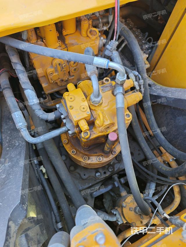 回轉(zhuǎn)馬達(dá)和主控閥（整機(jī)外觀）