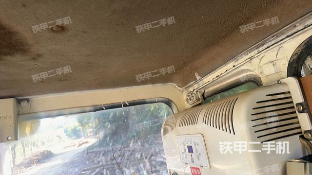 駕駛室頂部(整機(jī)外觀) 駕駛室頂部(整機(jī)外觀)