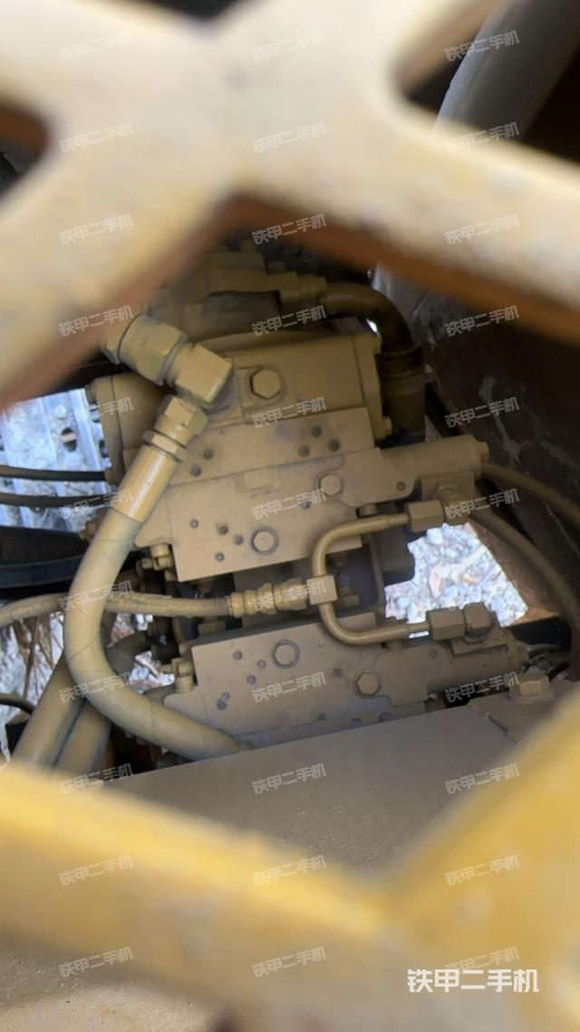 回轉(zhuǎn)馬達(dá)和主控閥(整機(jī)外觀) 回轉(zhuǎn)馬達(dá)和主控閥(整機(jī)外觀)