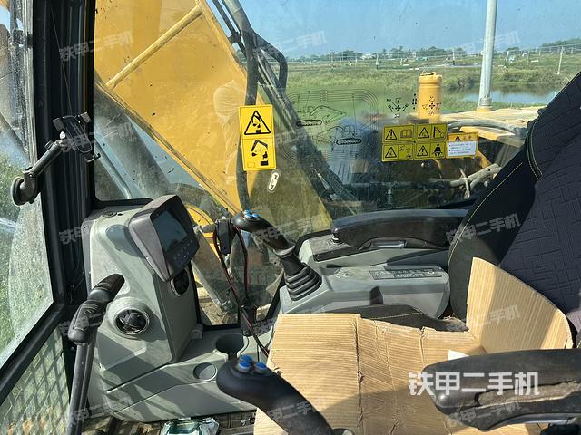 駕駛室整體(整機(jī)外觀) 駕駛室整體(整機(jī)外觀)