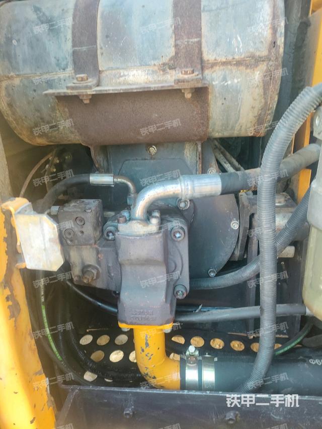 液壓泵艙室正面整體(整機(jī)外觀) 液壓泵艙室正面整體(整機(jī)外觀)