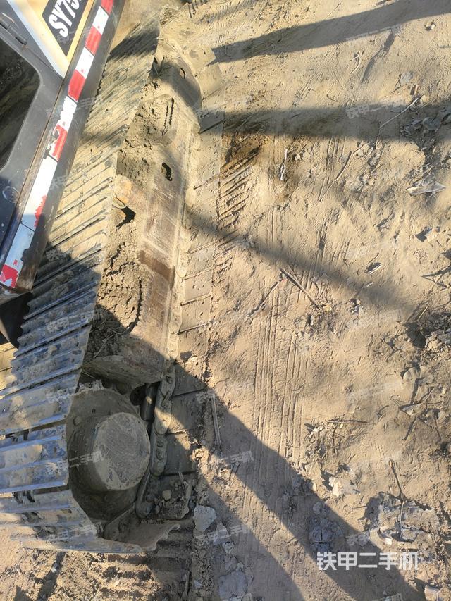 單側(cè)履帶整體(整機(jī)外觀) 單側(cè)履帶整體(整機(jī)外觀)