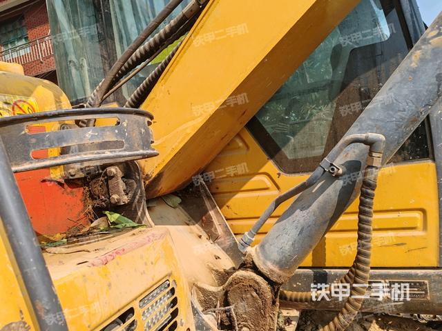 液壓泵艙室正面整體(整機(jī)外觀) 液壓泵艙室正面整體(整機(jī)外觀)