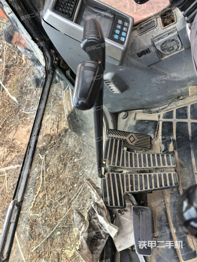 行走控制手柄和踏板?俯拍(駕駛室部分) 行走控制手柄和踏板?俯拍(駕駛室部分)