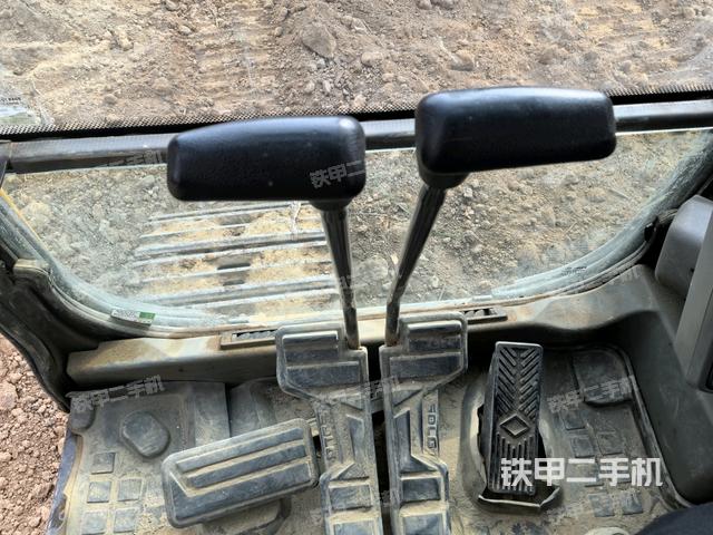 行走控制手柄和踏板?俯拍（駕駛室部分）