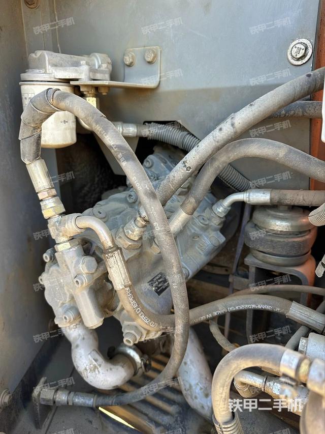 液壓泵艙室正面整體(整機外觀) 液壓泵艙室正面整體(整機外觀)