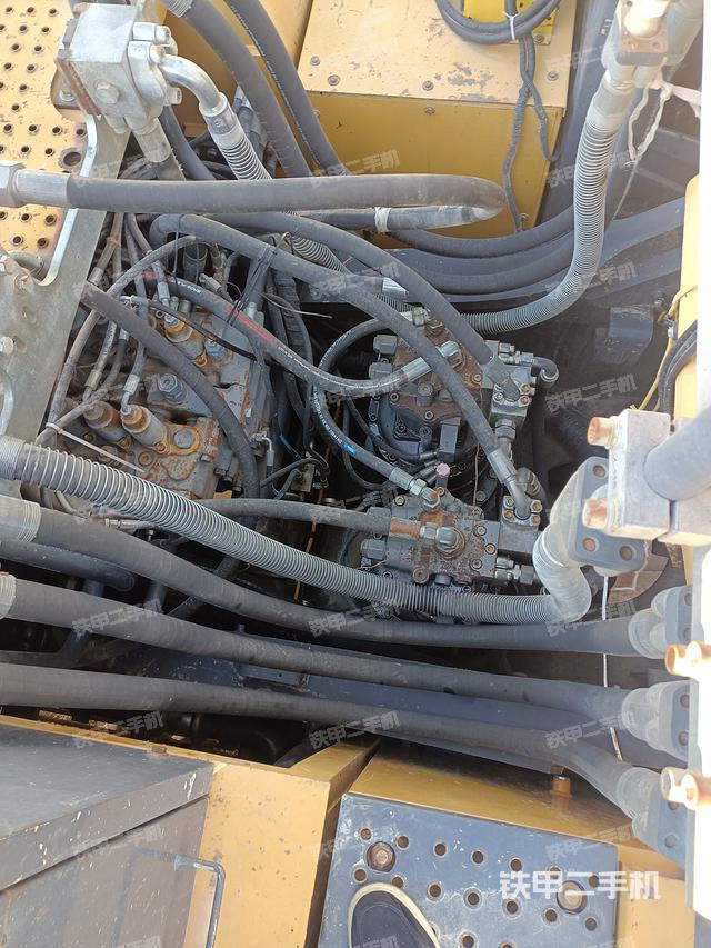 回轉(zhuǎn)馬達(dá)和主控閥（整機(jī)外觀）