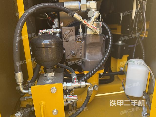 液壓泵艙室正面整體（整機(jī)外觀）