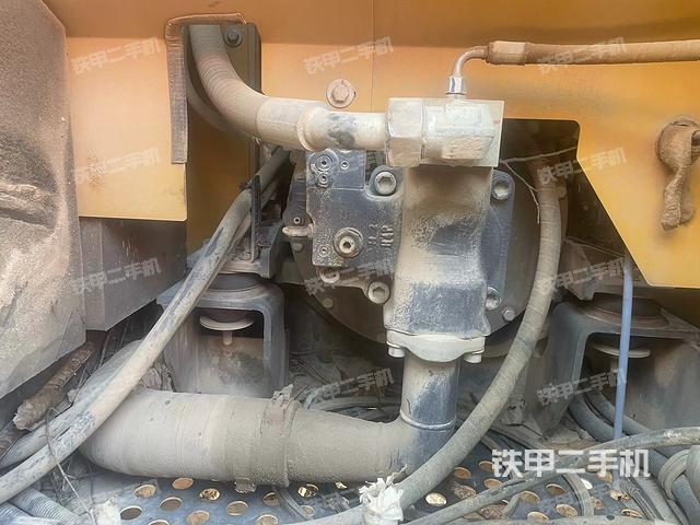 液壓泵艙室正面整體（整機外觀）