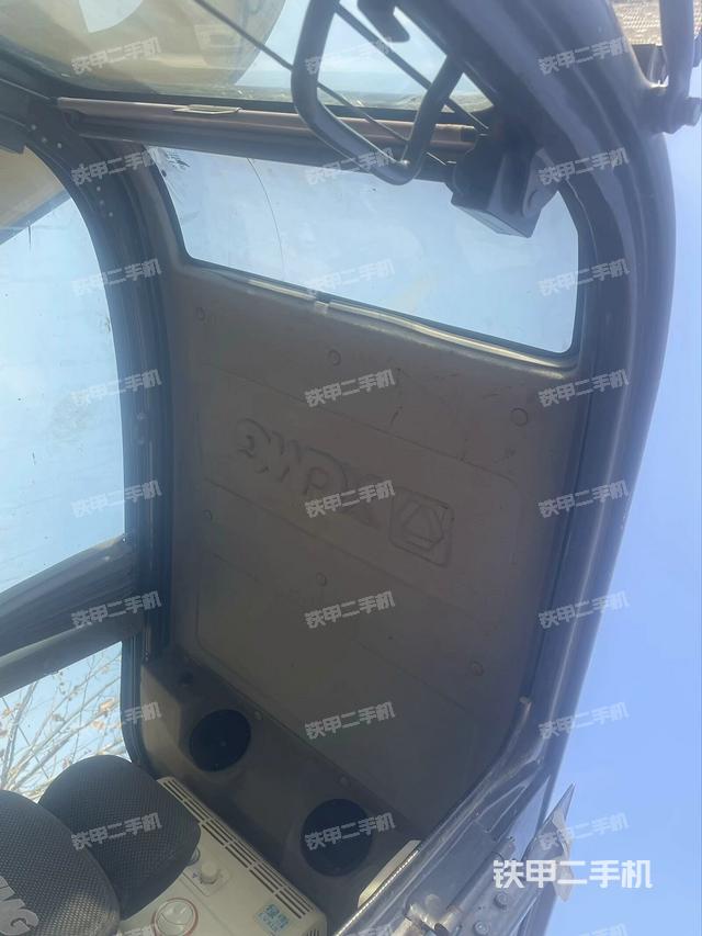 駕駛室頂部（整機外觀）