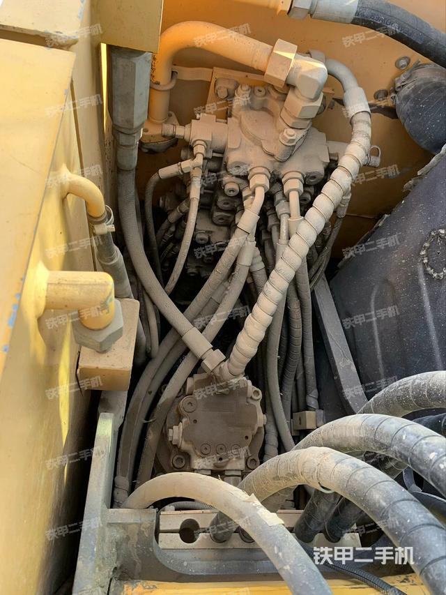 回轉(zhuǎn)馬達(dá)和主控閥（整機(jī)外觀）